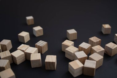 Arka planda tahta bloklar var. Masaüstü için arka plan. Ofis tarzı. Gile ve Scrum. Takım oyuncuları. Sosyal hayat. Ofiste. Eşitlik ve çeşitlilik.
