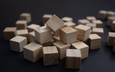 Arka planda tahta bloklar var. Masaüstü için arka plan. Ofis tarzı. Gile ve Scrum. Takım oyuncuları. Sosyal hayat. Ofiste. Eşitlik ve çeşitlilik.