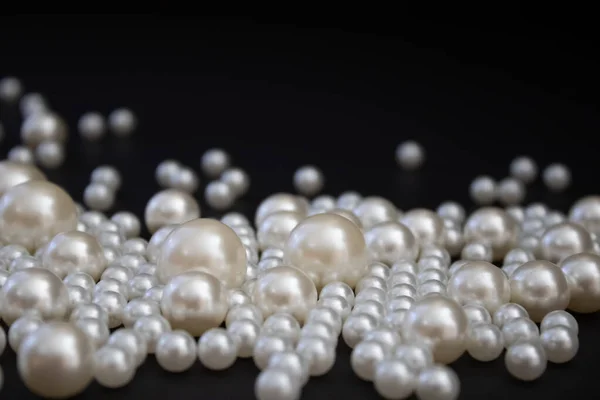 Ramo de perlas de varios tamaños sobre un fondo.Glamorosas perlas lechosas-way.luxury lifestyle.Holiday decoration.Nice y brillante romántica mañana. . — Foto de Stock