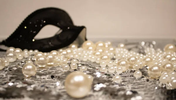 Ramo de perlas de varios tamaños sobre un fondo.Glamorosas perlas lechosas-way.luxury lifestyle.Holiday decoration.Nice y brillante romántica mañana. . —  Fotos de Stock
