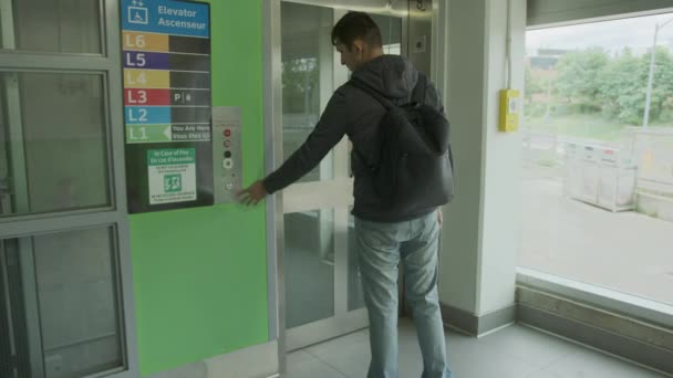 Vídeo Alta Qualidade Jovem Que Está Esperando Por Elevador Estacionamento — Vídeo de Stock