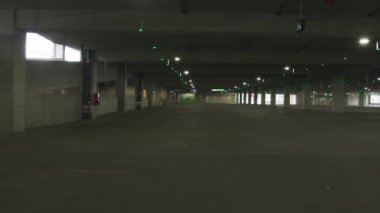 Şehirdeki kitlesel tecrit nedeniyle boş bir otoparkın 4K 'lık yüksek kaliteli videosu. Kapsamlı efektler ve iş tecridi. Herkes evden çalışıyor. Kanada 'daki istasyon otoparkına git.