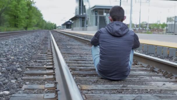 Video Alta Calidad Joven Sentado Una Estación Tren Mirando Horizonte — Vídeos de Stock