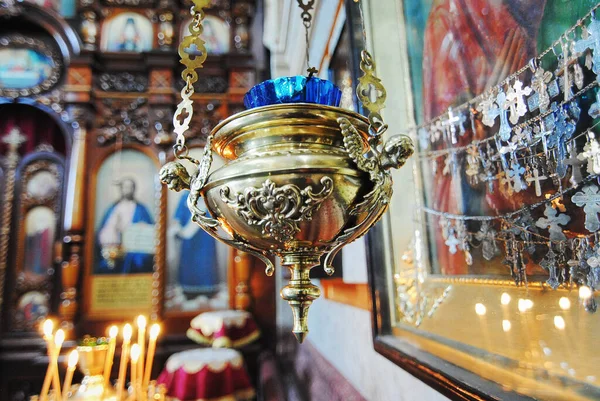 Vele kruisen hangen aan het orthodoxe icoon van de Allerheiligste Theotokos uit dankbaarheid voor de hulp die zij van haar ontvangt. — Stockfoto