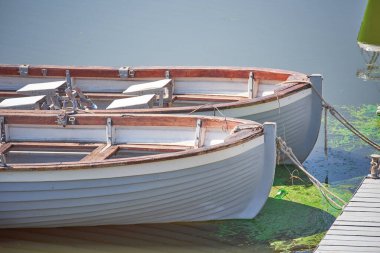 Volga Nehri 'ndeki ahşap iskeleye iki tekne bağlandı.