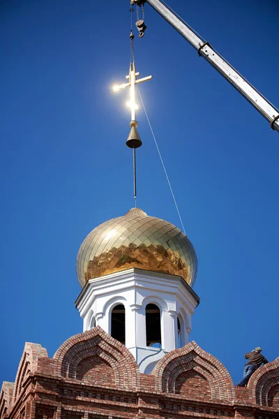Uma Cruz Dourada Cintilante Instalada Cúpula Uma Igreja Ortodoxa Construção — Fotografia de Stock