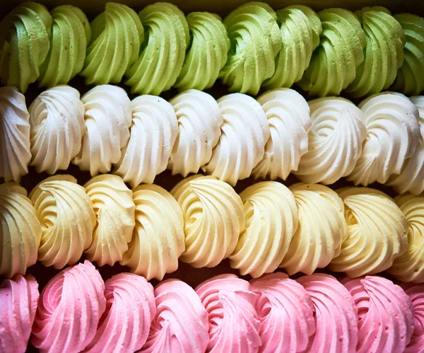 Gran Juego Pasteles Merengue Cuatro Colores Blanco Amarillo Rosa Verde —  Fotos de Stock