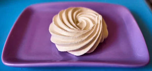 Pastel de merengue blanco en un plato morado —  Fotos de Stock