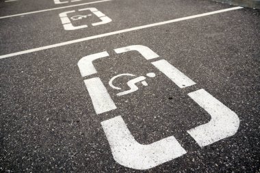 Engelliler için park yeri işaretleri