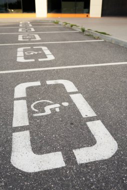 Engelliler için park yeri işaretleri