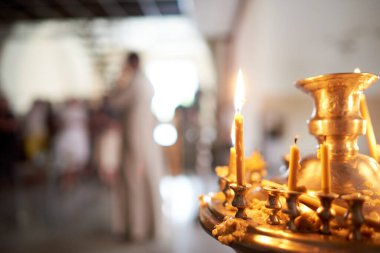 Arka planda mumların yandığı kilise şamdanı, bir sürü mum damladı..
