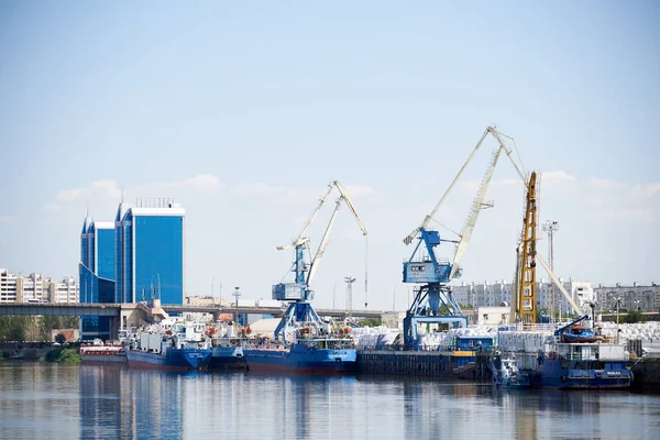 Astrakhan, Rusya - 08.12.2020: Volga nehri üzerindeki Astrakhan limanında kargo gemileri duruyor