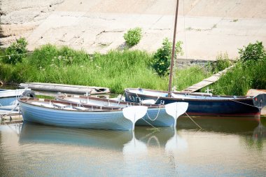 Astrakhan, Rusya - 08.12.2020: Kutum Nehri 'ndeki iskelede yelkenliler bağlı