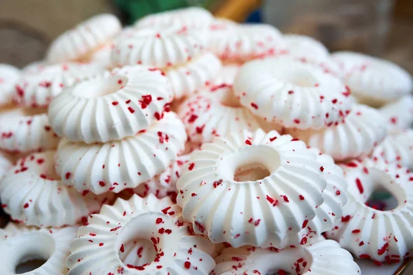 Fondo Pasteles Merengue Blanco Con Migas Masa Roja Espolvorea —  Fotos de Stock