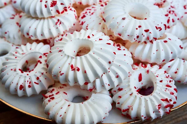 Fondo de pasteles de merengue blanco con migas de masa roja espolvorea —  Fotos de Stock