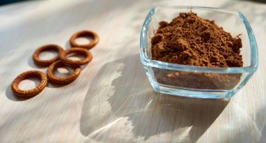 Kakao tozlu cam kase. Yaklaş.