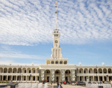 Mavi gökyüzüne ve yürüyen turistlere karşı yüksek kulesi olan bir bina