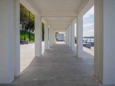 Nehir kıyısındaki kemer tüneli