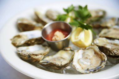 Kırmızı soslu ve limonlu taze istiridye.