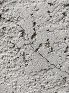 Düz olmayan bir duvar.