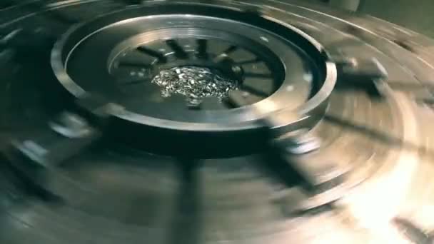 Hangi Isıya Dayanıklı Metal Işlenir Kütük Bir Kesici Bir Soğutucu — Stok video