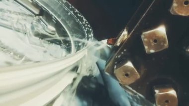 Hangi ısıya dayanıklı metal işlenir Kütük bir kesici ve bir soğutucu üzerinde bir dönüm torna program denetimi ile jet yardımıyla bir halka şeklinde gelen video