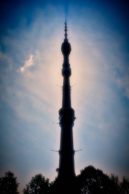 Fotoğraf güneş ve mavi gökyüzü mistik tarzda arka plan üzerine Moskova Ostankino Tv Kulesi