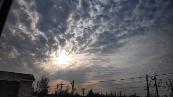 Видеоклип Показывающий Движение Перистых Облаков Солнечного Света Облаками Вечернем Небе — стоковое видео