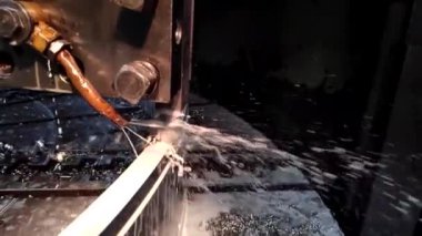 yavaş hareket içinde soğutucu akışı ile bir kesmeli yakın çekim ile video klip metal işleme