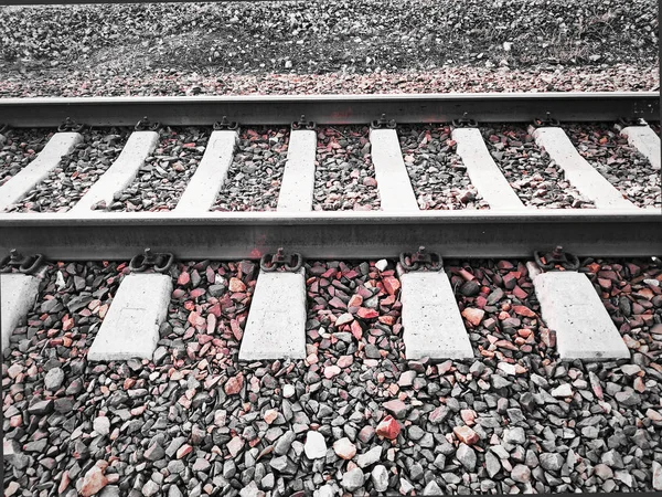 Foto von Bahngleisen mit Betonschwellen und Schutt mittels Filter — Stockfoto