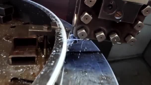 クーラントでカッターの下から這い出る減速と落下金属チップの効果を持つカッターを備えたビデオクリップ金属加工ステンレス鋼 — ストック動画