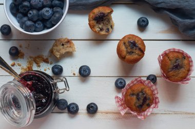 Yaban mersini ve reçelli ev yapımı mini kekler.