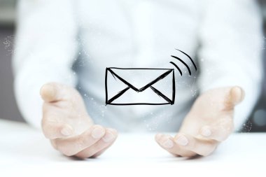 Eller, e-posta, Internet ve ağ kavramı üzerinde zarf simgesi olan adam