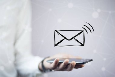 smartphone ile zarf simgesi olan adam 