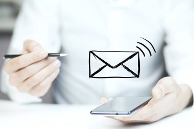 smartphone ile zarf simgesi olan adam 