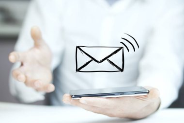 smartphone ile zarf simgesi olan adam 