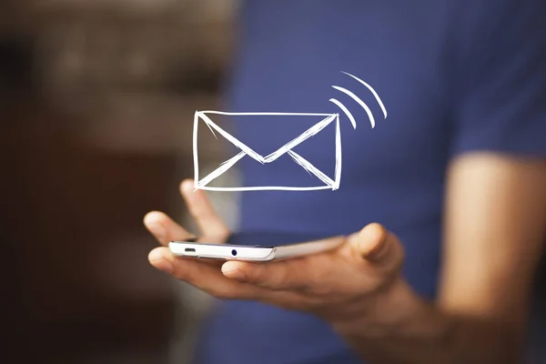 Homem Segurando Smartphone Com Ícone Envelope — Fotografia de Stock