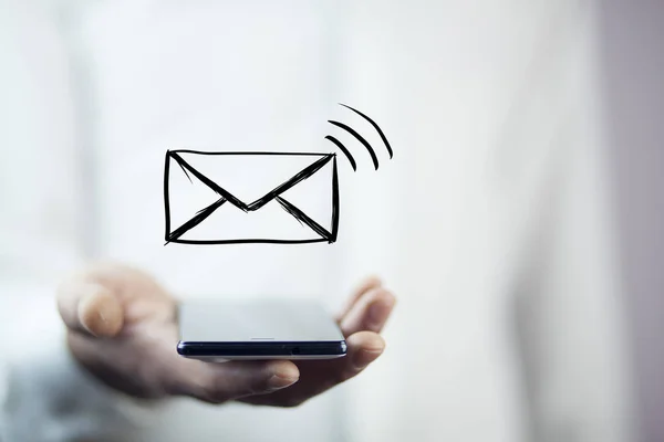 Homem Segurando Smartphone Com Ícone Envelope — Fotografia de Stock