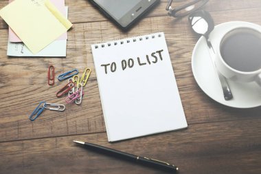 kahve, kalem ve yapılacaklar listesi metin ile not etmek