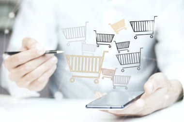 adam alışveriş sepetlerini gri arka plan üzerinde ile telefon ile