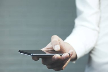 Erkek el Smartphone, tutarak yakın