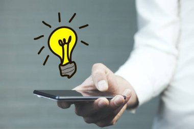 ampul kavram üzerinde elini telefon