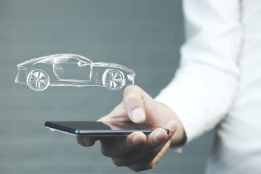 iş elini araba simgesi ile akıllı telefon ile