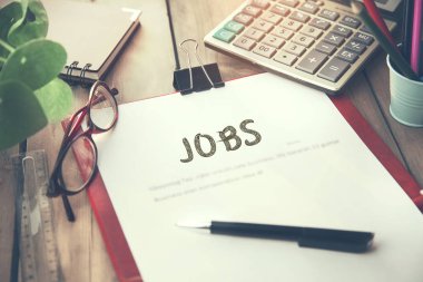 Çalışma masasındaki not defterinde yeni görev sözcüğü