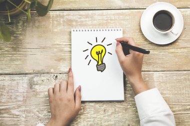 Kadın resim ampul, eğitim, teknoloji kavramı
