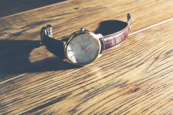 Vintage Stijl Luxe Horloge Houten Tafel — Stockfoto