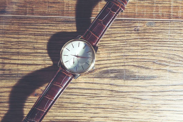 Vintage Stijl Van Luxe Mannen Horloge Houten Tafel — Stockfoto