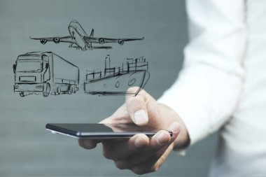 iş adamı farklı taşıma ile telefon tutarak yukarıda anlamına gelir