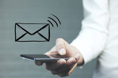 telefon ile sanal posta zarf yukarıda tutan adam