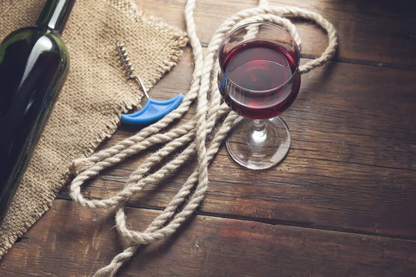Vinho Tinto Vidro Contra Fundo Madeira — Fotografia de Stock